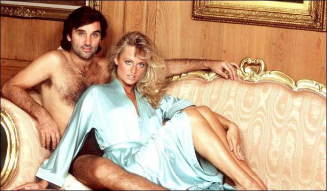 George Best, en el sofá de un hotel con la Miss Mundo Mary Stavin